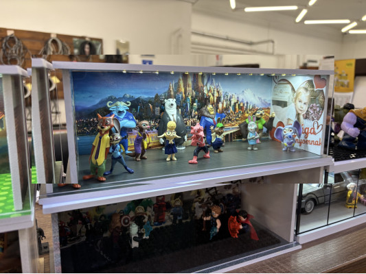 Empty diorama, with your imagination, leave the graphic for us
