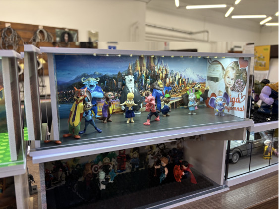 Empty diorama, with your imagination, leave the graphic for us
