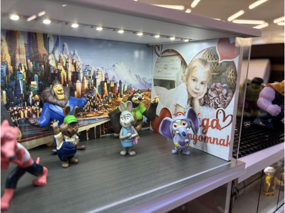Empty diorama, with your imagination, leave the graphic for us