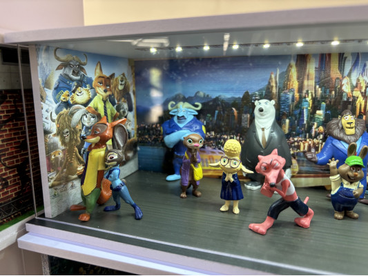 Empty diorama, with your imagination, leave the graphic for us